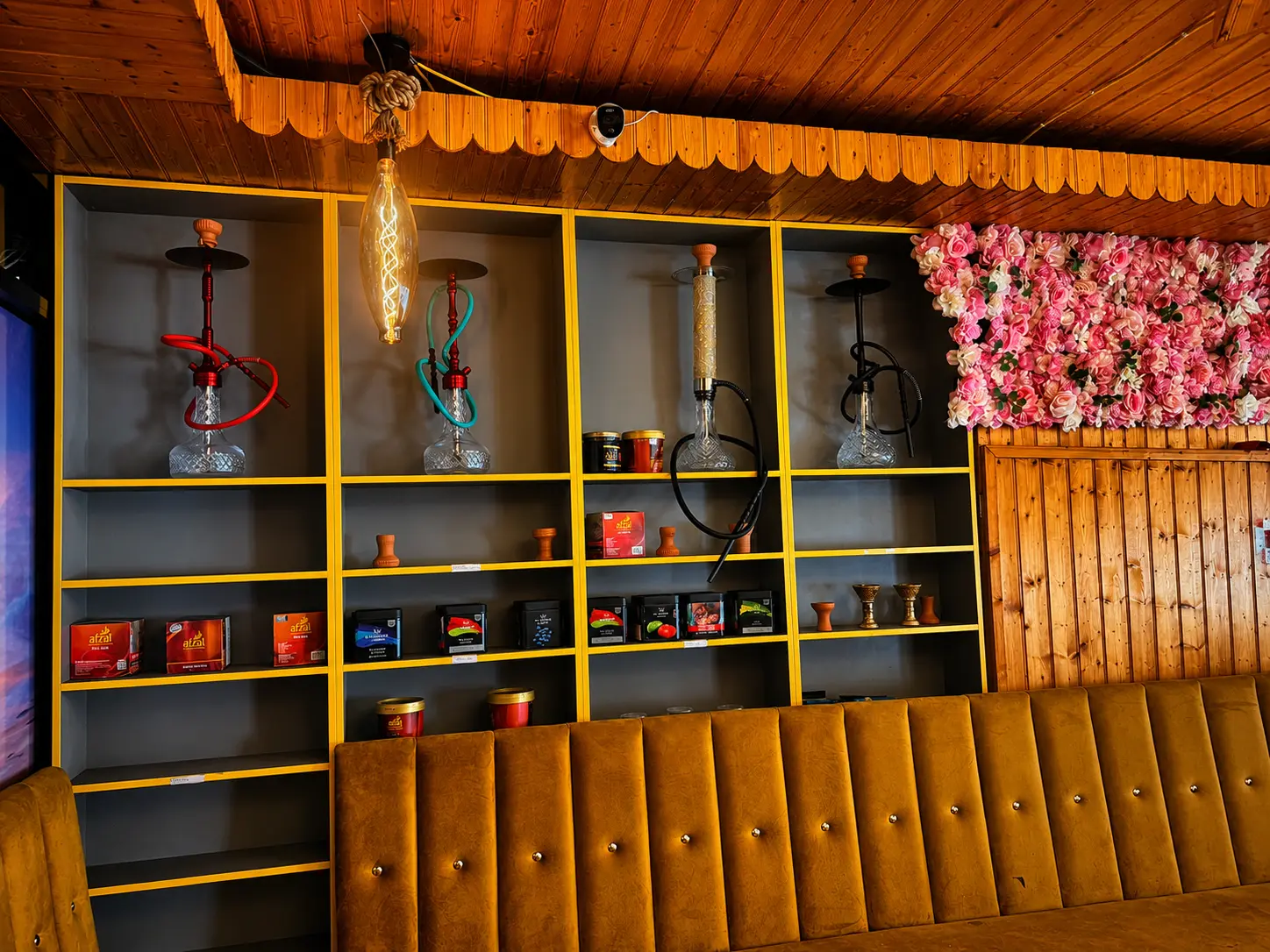 Shisha display shelves and premium tobacco flavours